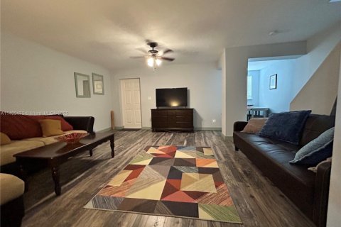 Снять в аренду таунхаус в Холливуд, Флорида 3 спальни, 168.62м2, № 2036976 - фото 11