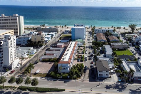 Снять в аренду таунхаус в Холливуд, Флорида 3 спальни, 168.62м2, № 2036976 - фото 7