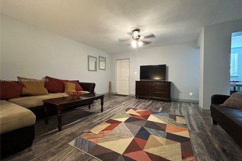 Снять в аренду таунхаус в Холливуд, Флорида 3 спальни, 168.62м2, № 2036976 - фото 10