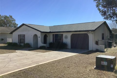 House in Brooksville, Florida 2 bedrooms, 102.38 sq.m. № 2157336 - photo 2