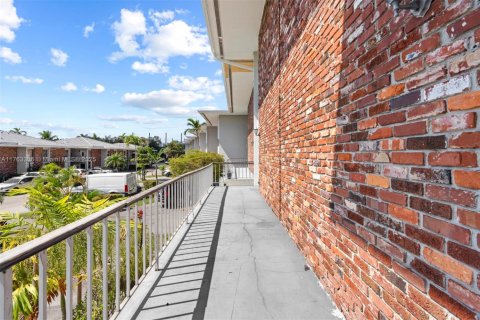 Adosado en venta en Hialeah, Florida, 3 dormitorios, 325.53 m2 № 1922667 - foto 21