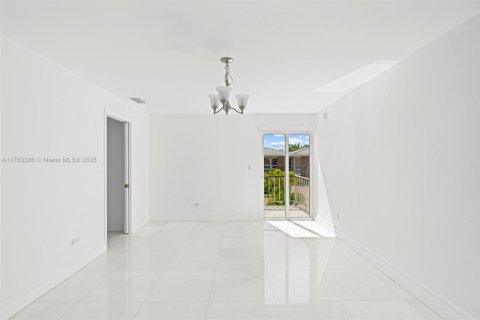 Adosado en venta en Hialeah, Florida, 3 dormitorios, 325.53 m2 № 1922667 - foto 15