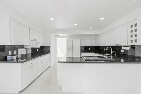 Adosado en venta en Hialeah, Florida, 3 dormitorios, 325.53 m2 № 1922667 - foto 18