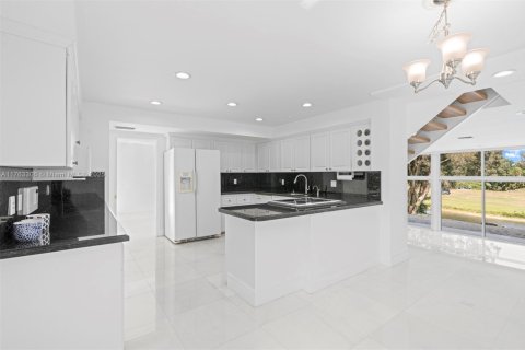 Adosado en venta en Hialeah, Florida, 3 dormitorios, 325.53 m2 № 1922667 - foto 17