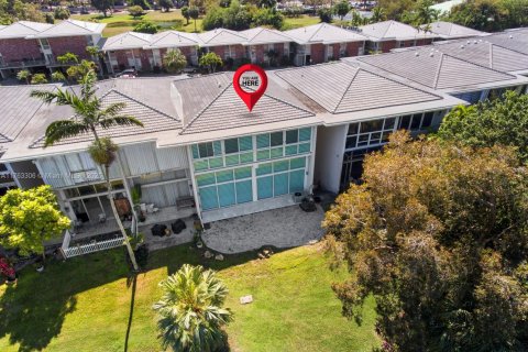 Adosado en venta en Hialeah, Florida, 3 dormitorios, 325.53 m2 № 1922667 - foto 2