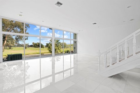 Adosado en venta en Hialeah, Florida, 3 dormitorios, 325.53 m2 № 1922667 - foto 8