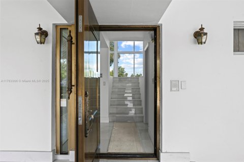 Adosado en venta en Hialeah, Florida, 3 dormitorios, 325.53 m2 № 1922667 - foto 4