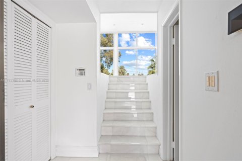 Adosado en venta en Hialeah, Florida, 3 dormitorios, 325.53 m2 № 1922667 - foto 5