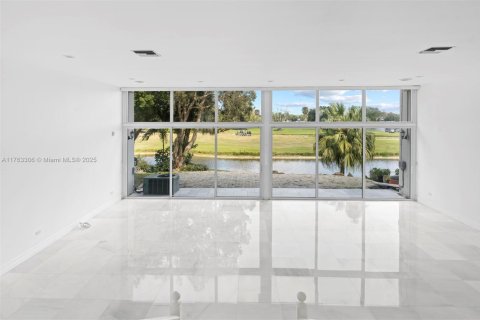 Adosado en venta en Hialeah, Florida, 3 dormitorios, 325.53 m2 № 1922667 - foto 12