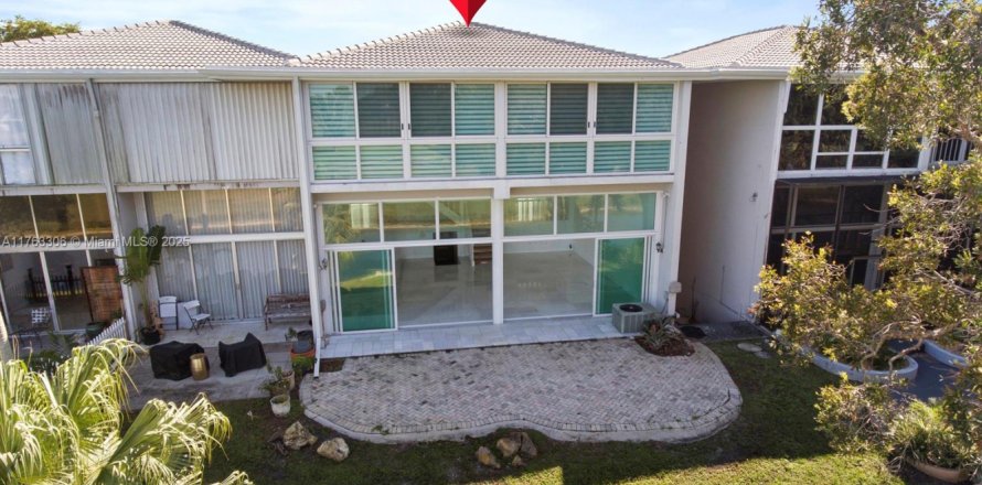 Adosado en Hialeah, Florida 3 dormitorios, 325.53 m2 № 1922667