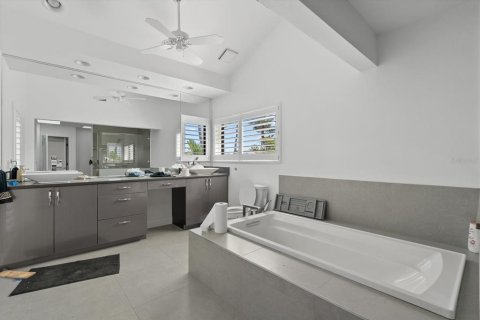 House in Sarasota, Florida 4 bedrooms, 374.77 sq.m. № 2099213 - photo 17