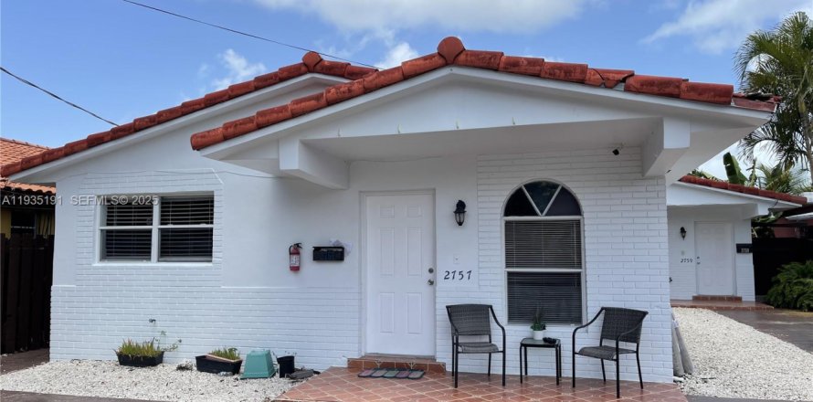 House in Miami, Florida 10 bedrooms, 312.15 sq.m. № 2054429