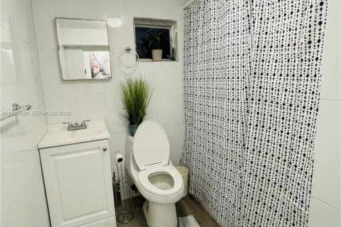 House in Miami, Florida 10 bedrooms, 312.15 sq.m. № 2054429 - photo 10