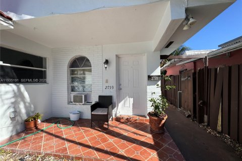 House in Miami, Florida 10 bedrooms, 312.15 sq.m. № 2054429 - photo 3