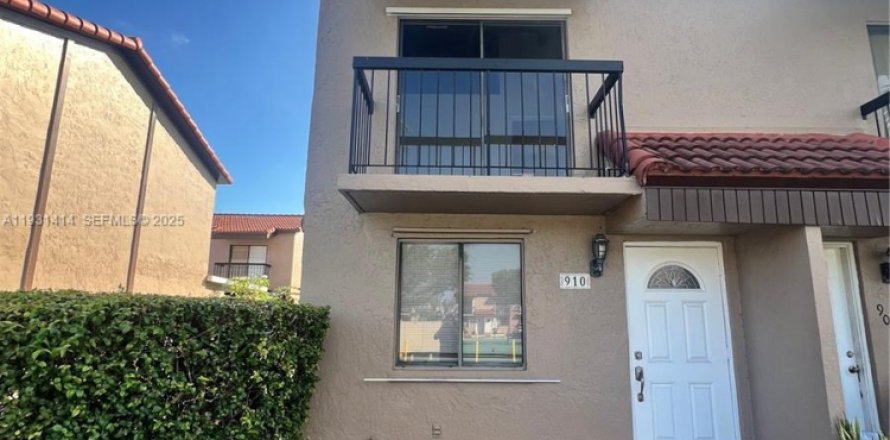 Adosado en Miami, Florida 3 dormitorios, 91.69 m2 № 1990105