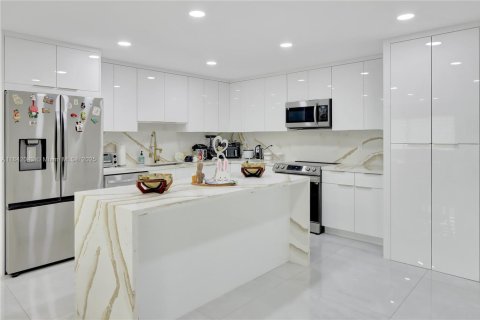 Touwnhouse à vendre à Miami, Floride: 2 chambres, 115.2 m2 № 1834386 - photo 1