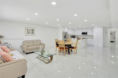 Touwnhouse à vendre à Miami, Floride: 2 chambres, 115.2 m2 № 1834386 - photo 2