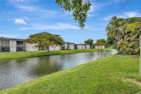 Touwnhouse à vendre à Miami, Floride: 2 chambres, 115.2 m2 № 1834386 - photo 11