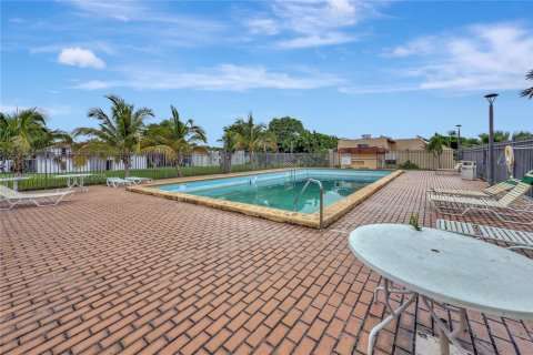 Touwnhouse à vendre à Miami, Floride: 2 chambres, 115.2 m2 № 1834386 - photo 13