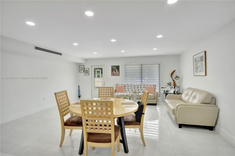 Touwnhouse à vendre à Miami, Floride: 2 chambres, 115.2 m2 № 1834386 - photo 3