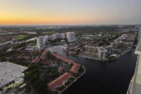 Condo in Hollywood, Florida, 3 bedrooms № 2370110 - photo 28