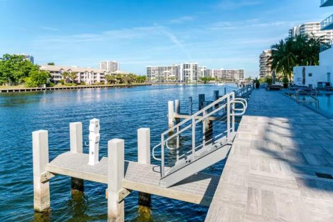 Condo in Hollywood, Florida, 3 bedrooms № 2370110 - photo 21