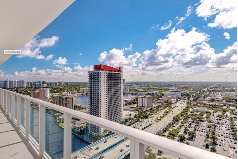 Condo in Hollywood, Florida, 3 bedrooms № 2370110 - photo 2
