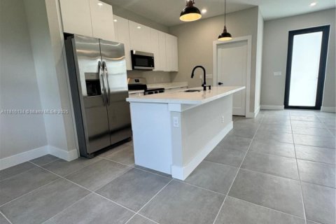 House in Lehigh Acres, Florida 3 bedrooms № 2013292 - photo 3