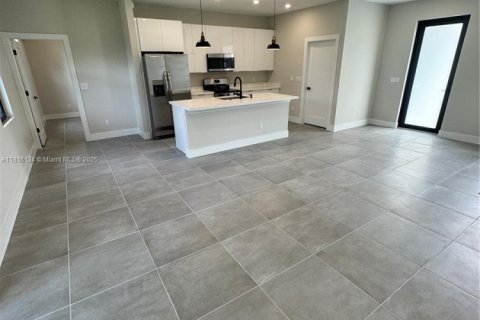 House in Lehigh Acres, Florida 3 bedrooms № 2013292 - photo 4