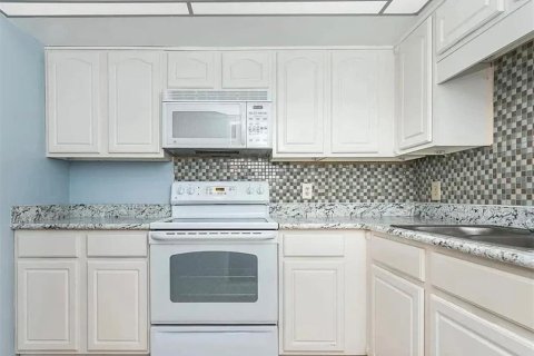 Condo in Daytona Beach, Florida, 2 bedrooms  № 2394236 - photo 7