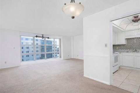Condo in Daytona Beach, Florida, 2 bedrooms  № 2394236 - photo 6