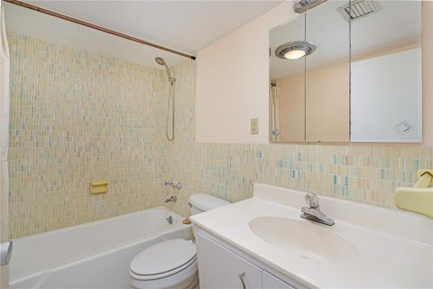 Condo in Daytona Beach, Florida, 2 bedrooms  № 2394236 - photo 14
