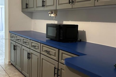 House in Miami Gardens, Florida 7 bedrooms, 340.77 sq.m. № 1685987 - photo 7