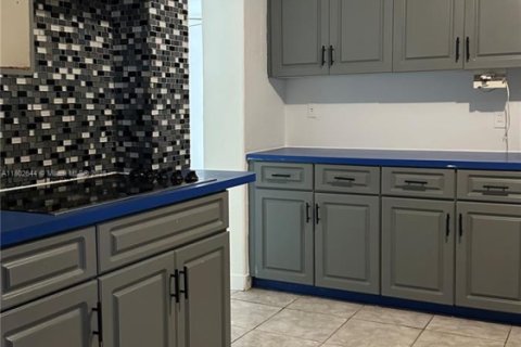 House in Miami Gardens, Florida 7 bedrooms, 340.77 sq.m. № 1685987 - photo 6