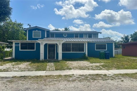 House in Miami Gardens, Florida 7 bedrooms, 340.77 sq.m. № 1685987 - photo 1