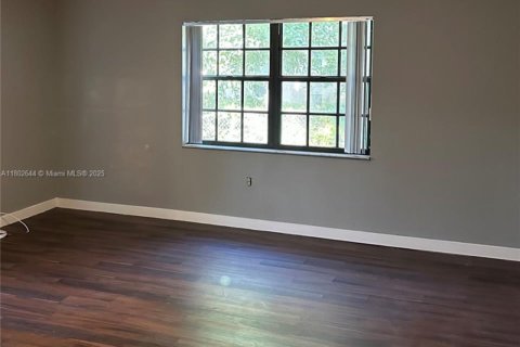 House in Miami Gardens, Florida 7 bedrooms, 340.77 sq.m. № 1685987 - photo 10