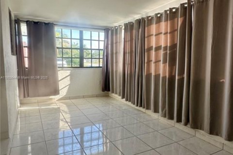 House in Miami Gardens, Florida 7 bedrooms, 340.77 sq.m. № 1685987 - photo 2