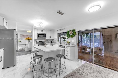 Casa en venta en Miami, Florida, 4 dormitorios, 248.61 m2 № 2001654 - foto 10