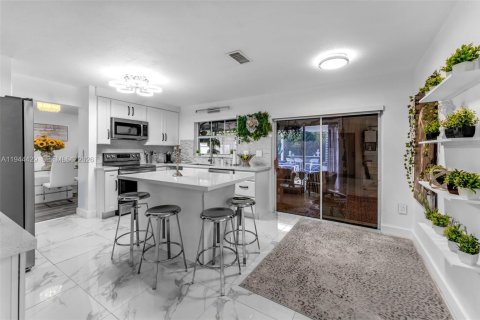 Casa en venta en Miami, Florida, 4 dormitorios, 248.61 m2 № 2001654 - foto 15