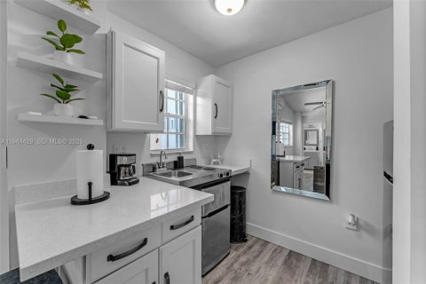 Casa en venta en Miami, Florida, 4 dormitorios, 248.61 m2 № 2001654 - foto 18