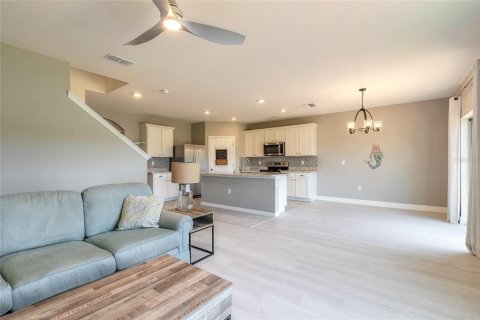 House in Edgewater, Florida 5 bedrooms, 248.42 sq.m. № 2201210 - photo 11