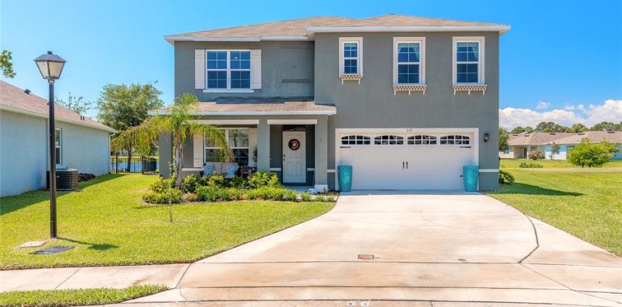 House in Edgewater, Florida 5 bedrooms, 248.42 sq.m. № 2201210