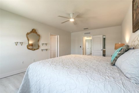 House in Edgewater, Florida 5 bedrooms, 248.42 sq.m. № 2201210 - photo 24