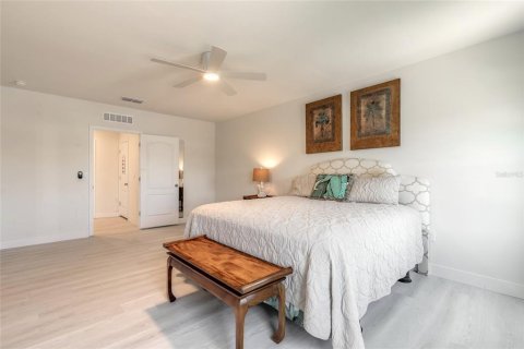 House in Edgewater, Florida 5 bedrooms, 248.42 sq.m. № 2201210 - photo 25