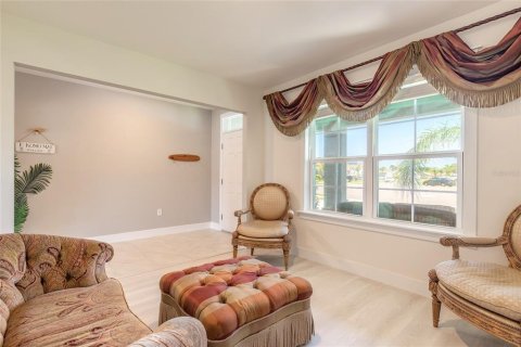 House in Edgewater, Florida 5 bedrooms, 248.42 sq.m. № 2201210 - photo 8