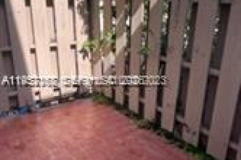 Condo in Plantation, Florida, 3 bedrooms № 2267592 - photo 2