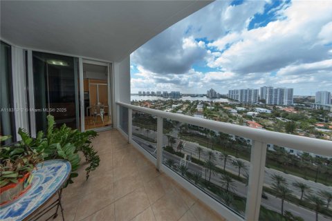 Condo in Sunny Isles Beach, Florida, 2 bedrooms  № 1934367 - photo 19
