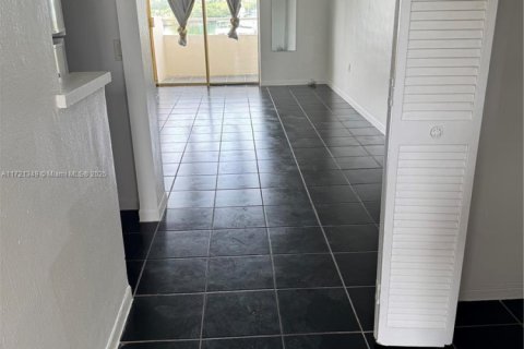 Condo in North Bay Village, Florida № 1962271 - photo 4