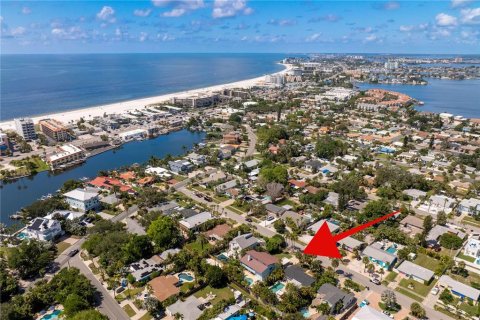 House in Saint Pete Beach, Florida 5 bedrooms, 304.91 sq.m. № 1817339 - photo 2