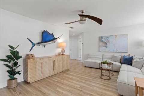 House in Saint Pete Beach, Florida 5 bedrooms, 304.91 sq.m. № 1817339 - photo 6